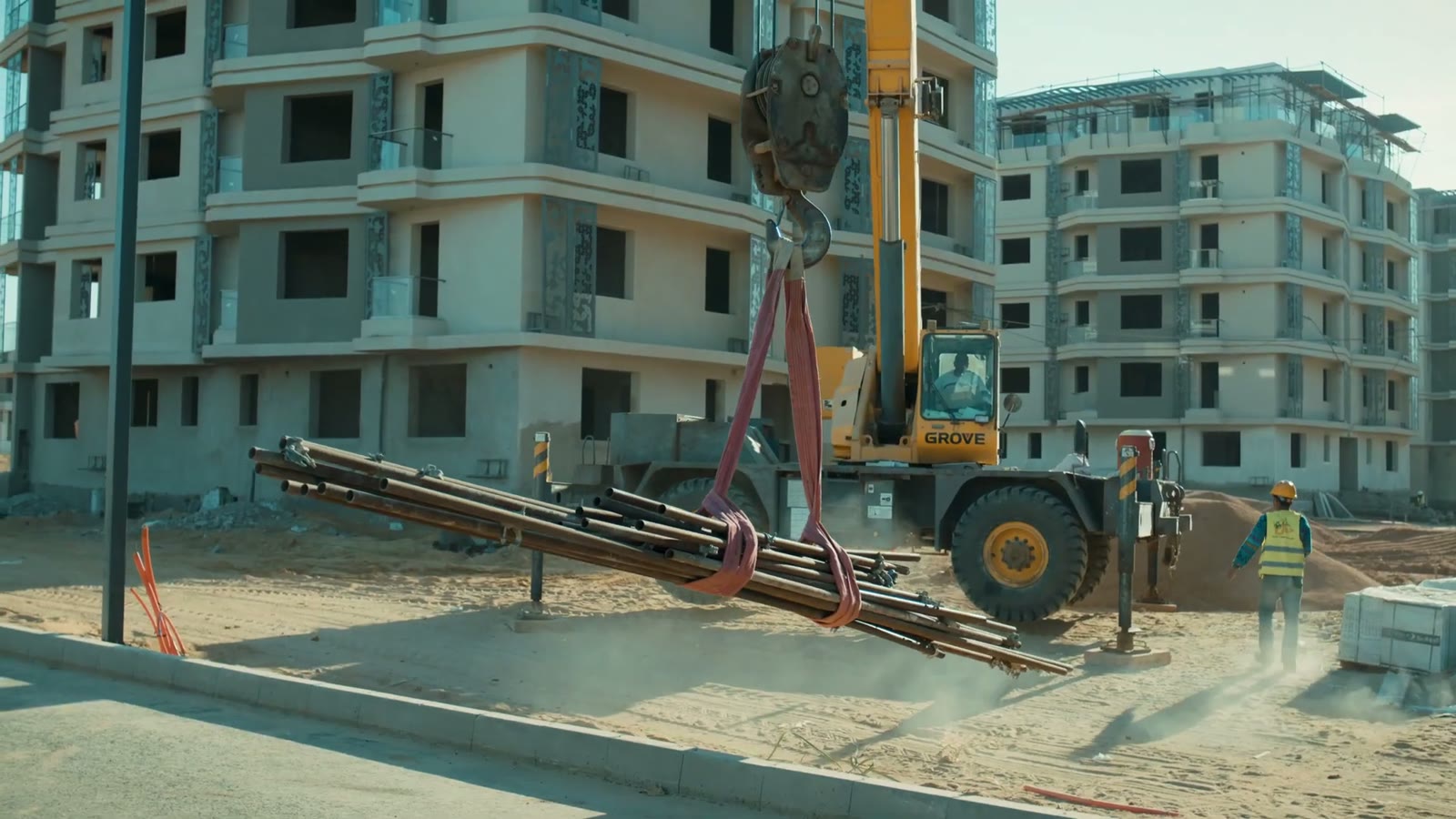 ونش بيرفع مواد جنب عمارات الشقق
